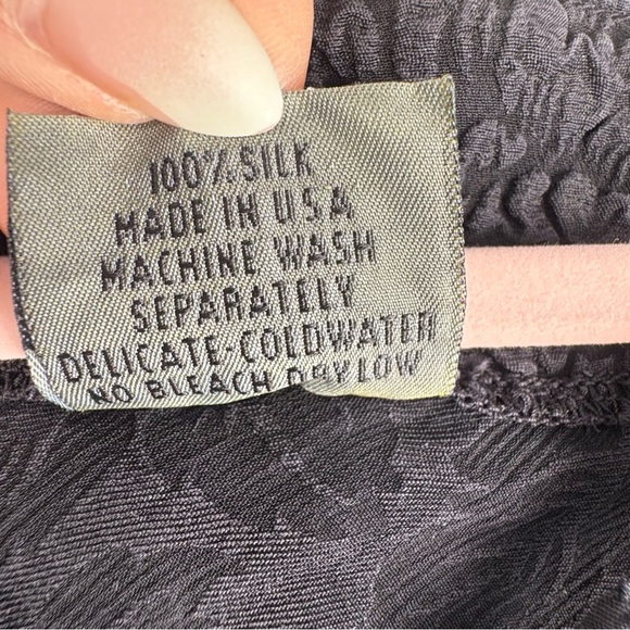 URU Designer V-neck Black Textured Silk Blouse Floral Print 100% Silk USA Made M - Picture 10 of 10